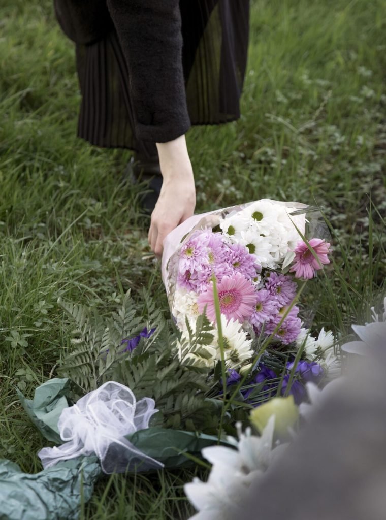 cerrar-las-flores-colocadas-en-la-tumba-del-ser-querido